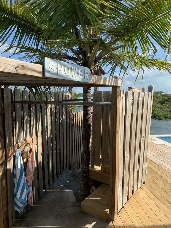 Coastal Vibes Villa - Outdoor Shower